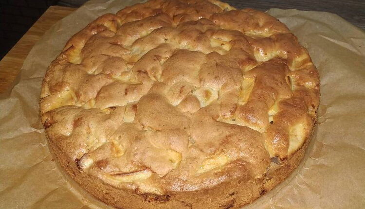 Шарлотка с грушей