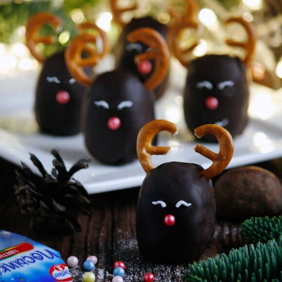Red-nosed Reindeer (пирожные "картошка" в виде оленей) фото