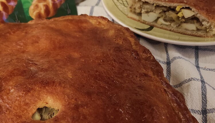 Закрытый пирог с капустой и яйцом