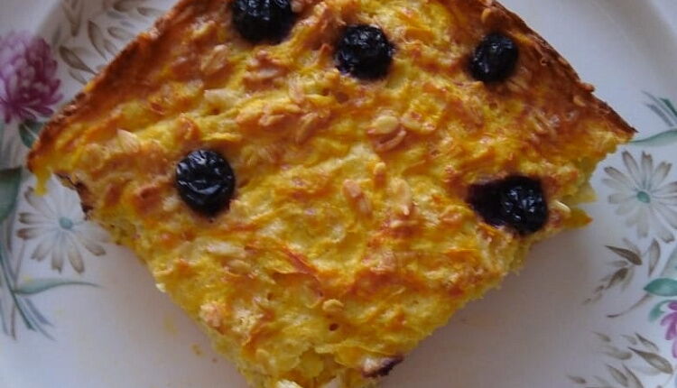 Шарлотка с чёрной смородиной и бананами 