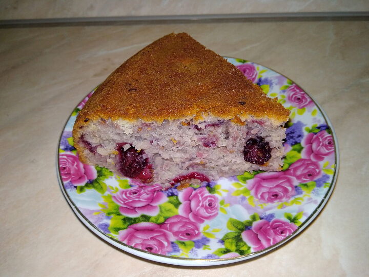 Нежный пирог с замороженными ягодами фото рецепта