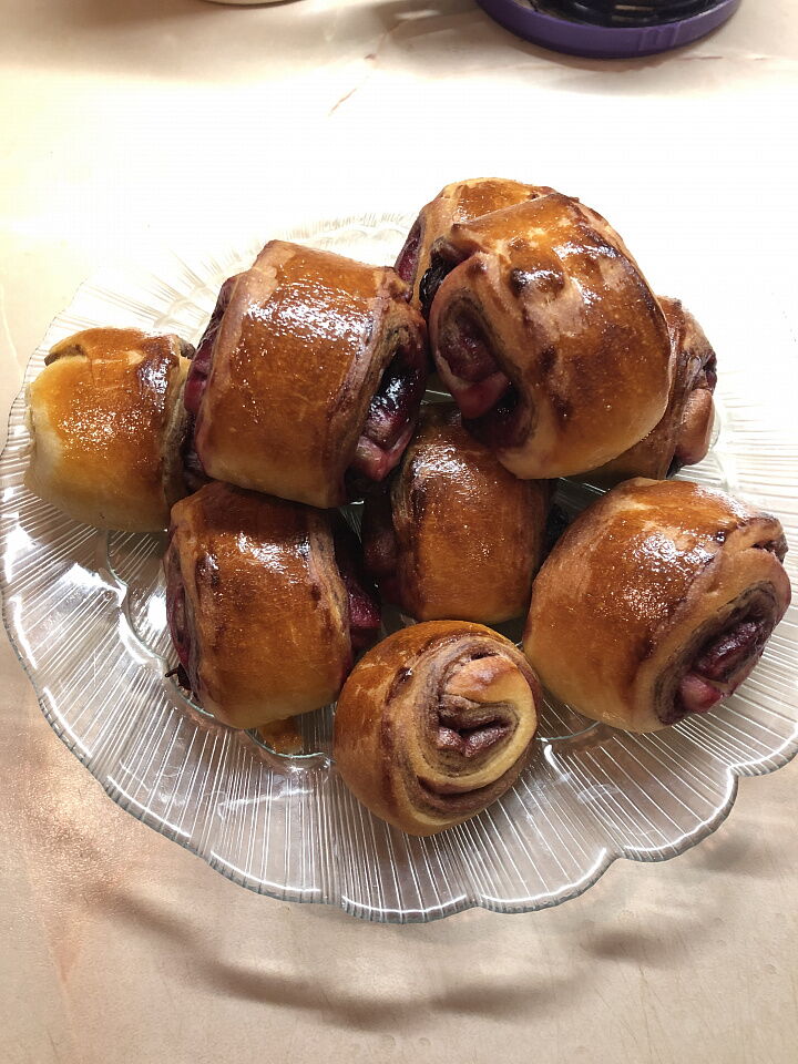 Булочки с какао и вишней фото