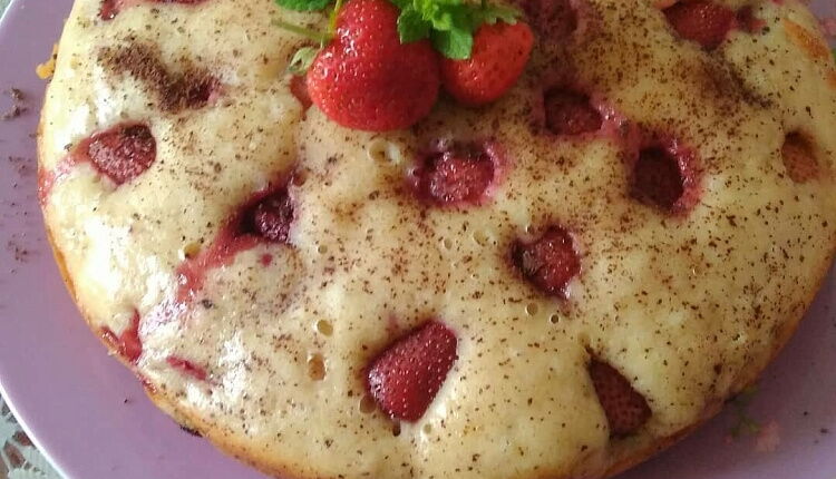 Пирог с клубникой и бананами