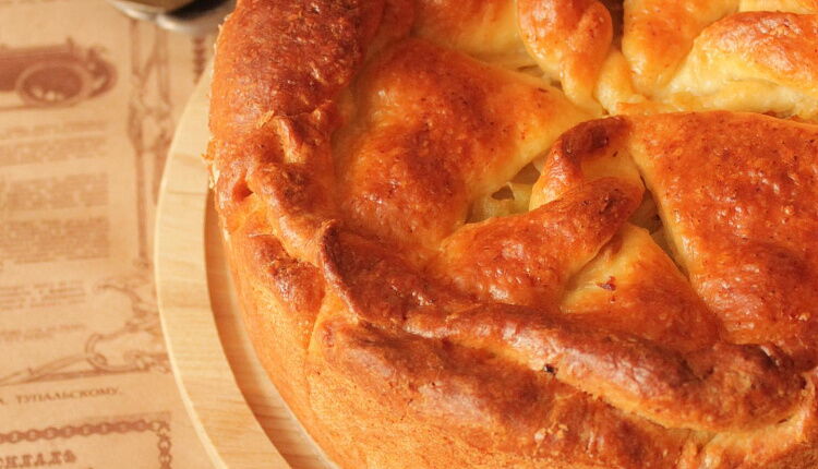 Закрытый пирог с капустой и яйцом