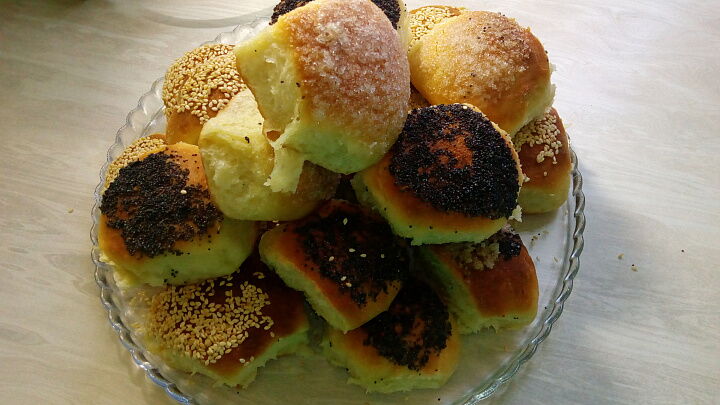 Булочки дрожжевые с маком и кунжутом фото рецепта