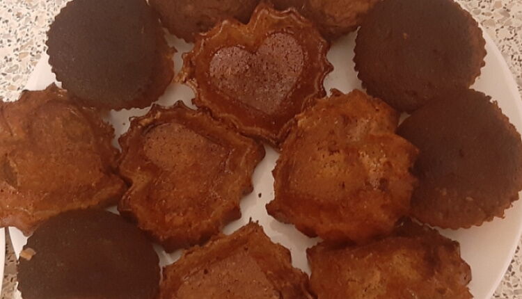 Шоколадные маффины на сметане с вишней