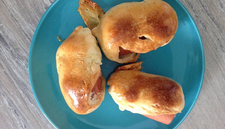 Мини-сосиски с сыром в тесте