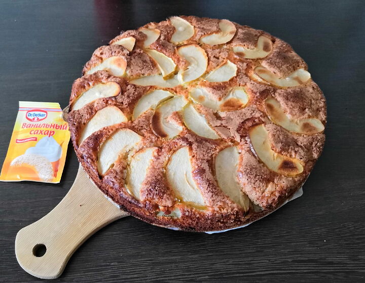 Шарлотка с яблоками фото