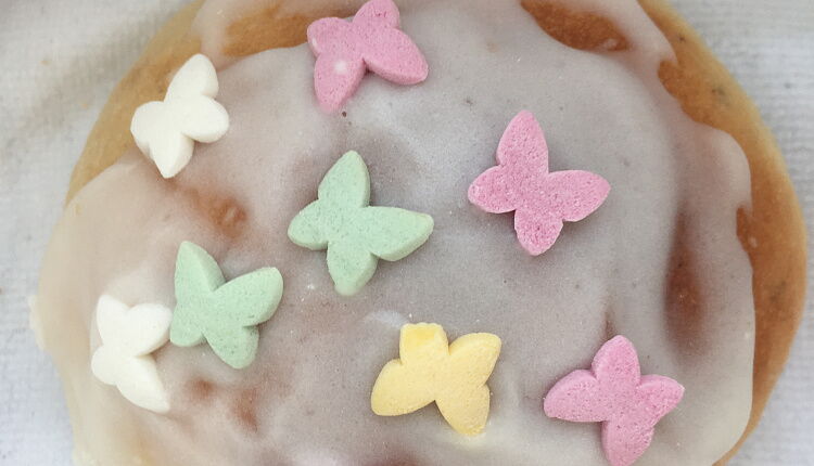 Булочки с глазурью и посыпкой