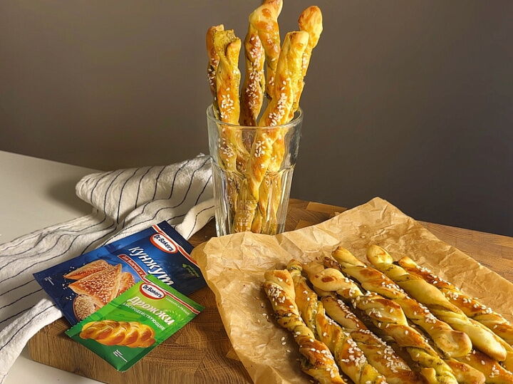 Гриссини с сыром, песто и кунжутом фото