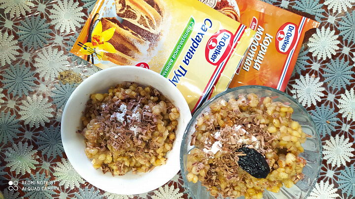 Каша сладкая пшеничная с корицей, сахарной пудрой и шоколадом фото