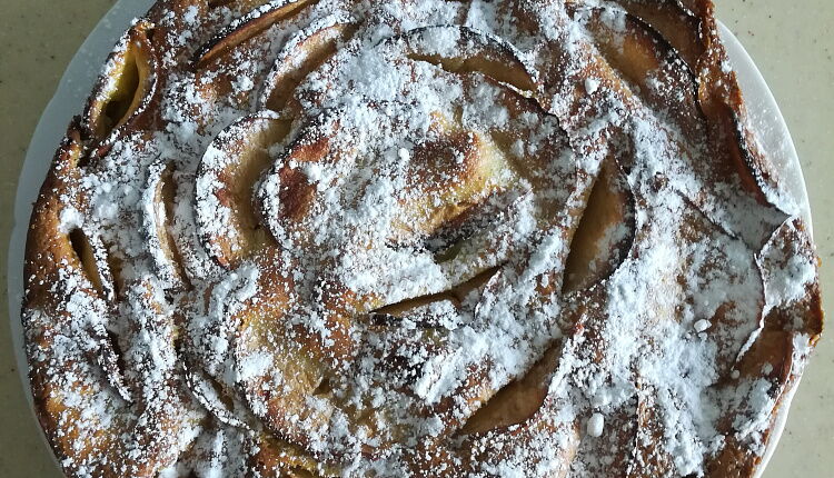 Шарлотка яблочная с корицей и миндальными лепестками