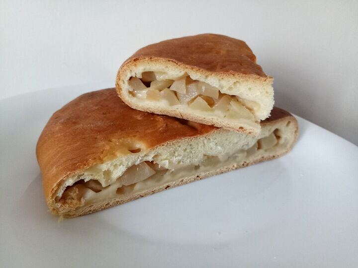 Маленький пирожок с яблоками фото