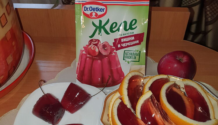 Вишневое и клубничное желе с фруктами