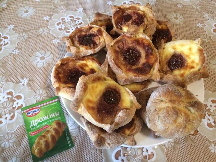 Слойки с творогом и домашним клубничным вареньем! фото