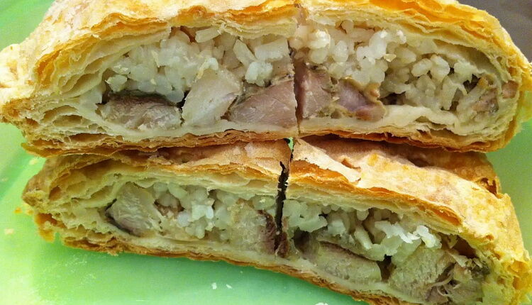 Пирог с красной рыбой и брокколи
