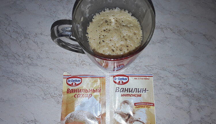 Кекс с маком и какао в кружке
