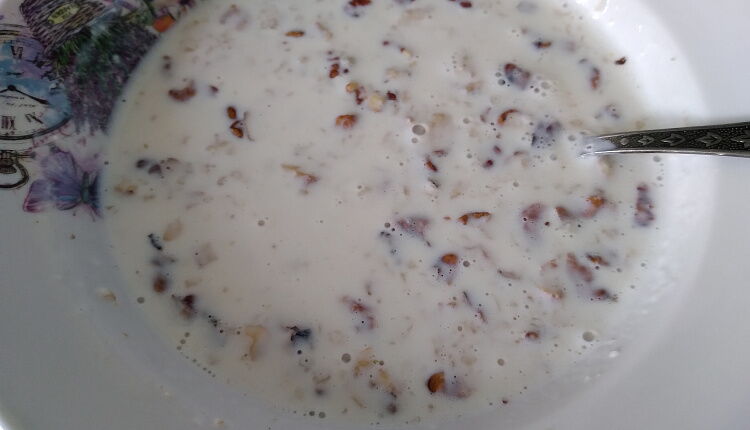 Овсяная каша с грецкими орехами и изюмом