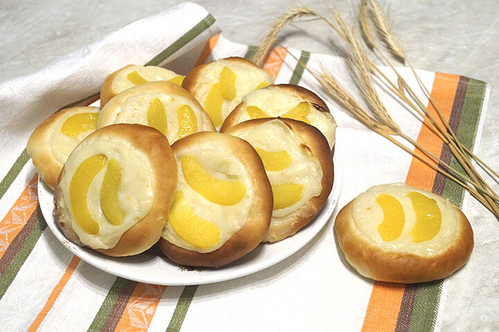 Булочки с заварным кремом и персиками фото