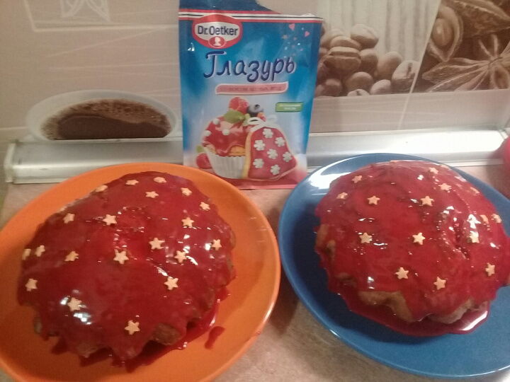 Домашние маковые куличики с глазурью из лесных ягод  фото