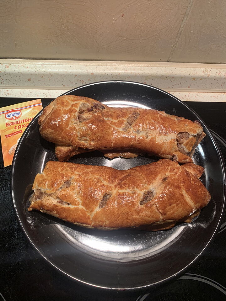 Рулет с обжаренными яблоками, грецкими орехами  фото