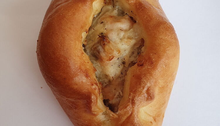 Печеные пирожки с капустой и рыбой