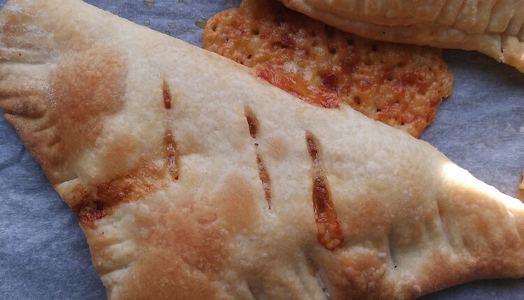 Слойки с ветчиной и сыром