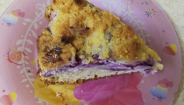 Пирог с творогом и черными ягодами и какао