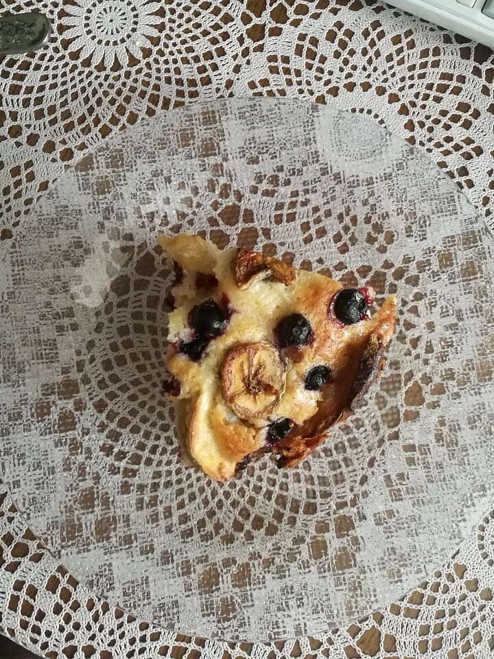 Шарлотка с чёрной смородиной и бананами  фото рецепта