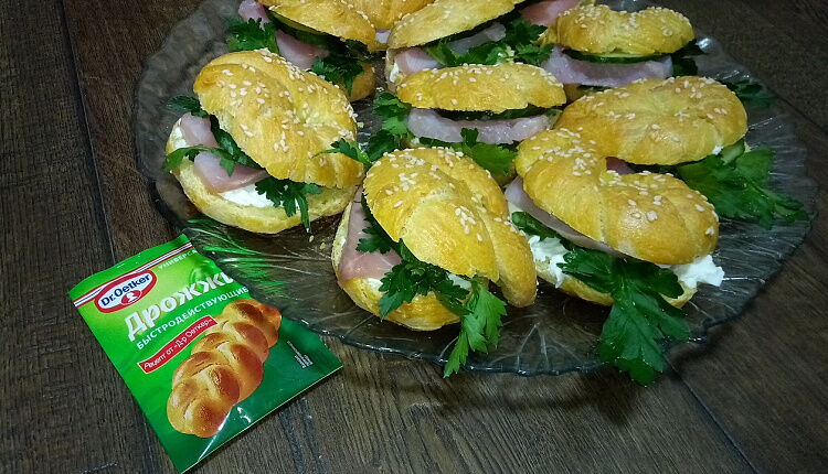 Бейгл с лососем и рукколой