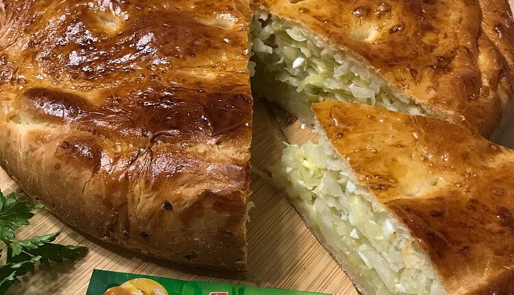 Закрытый пирог с капустой и яйцом