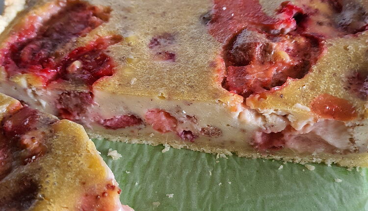 Цветаевский пирог с замороженной клубникой