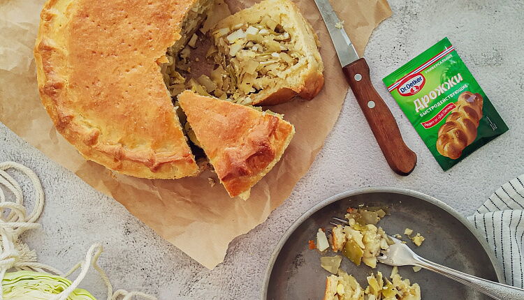 Закрытый пирог с капустой и яйцом
