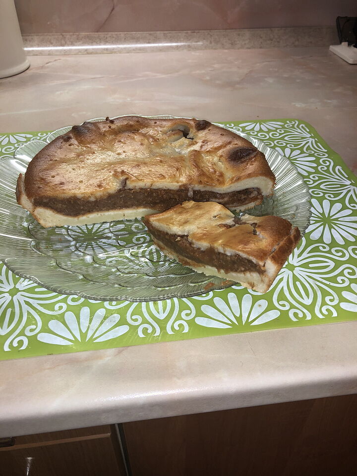 Нежный бисквитный пирог с прослойкой из сухофруктов  фото