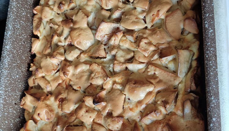 Классическая шарлотка с яблоками