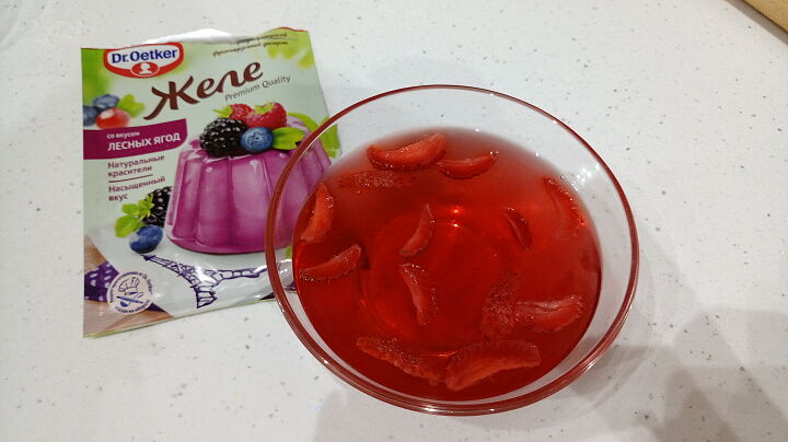 Желе с кусочками клубники  фото