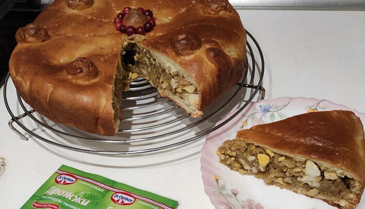 Закрытый пирог с капустой и яйцом