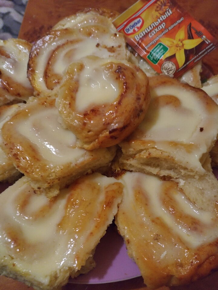 Творожные завитушки в сметанкиной заливочке фото