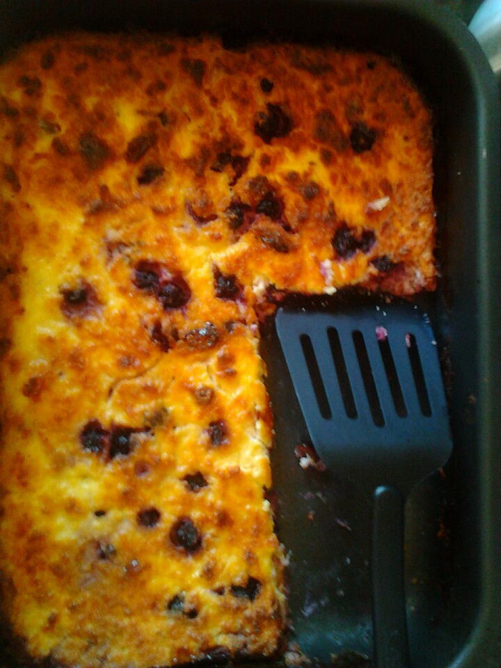 Творожная запеканка с чёрной смородиной фото рецепта