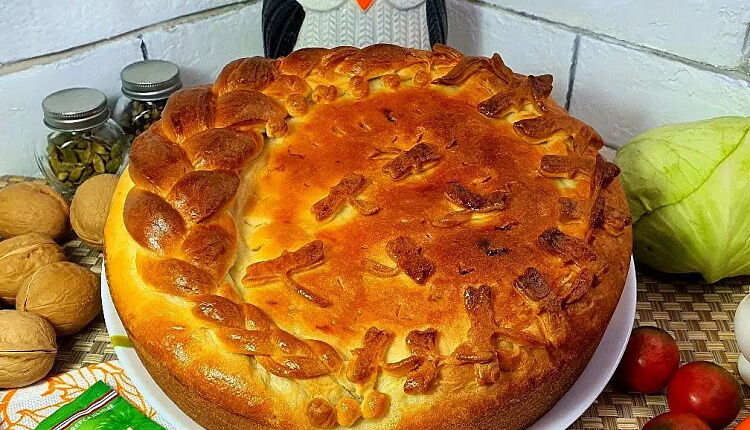 Закрытый пирог с капустой и яйцом