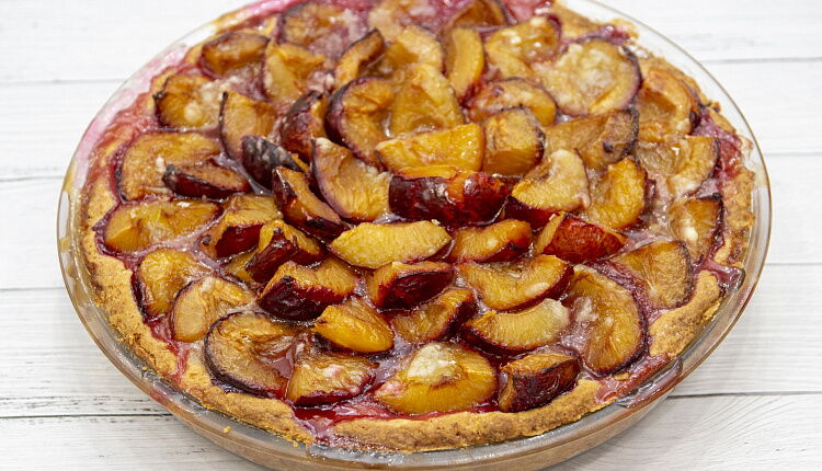 Сливовый пирог на кукурузной муке