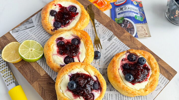 фото рецепта Творожные ватрушки с ежевичным джемом Творожные ватрушки с ежевичным джемом фото