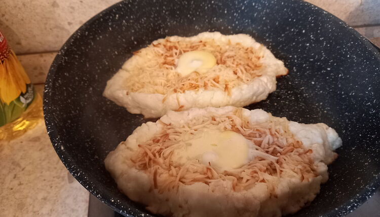 Хачапури по-аджарски на сковороде