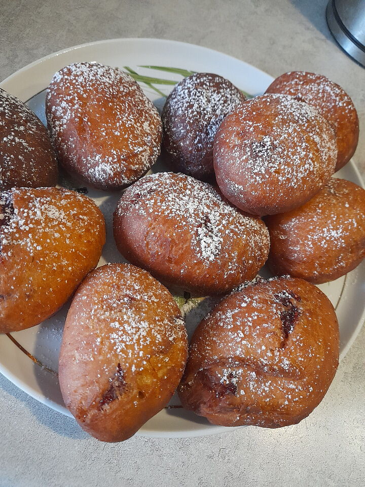 Пончики с клубничным джемом фото