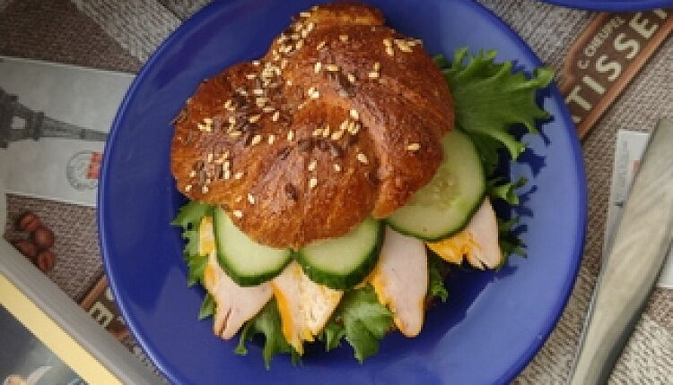 Бейгл с лососем и рукколой