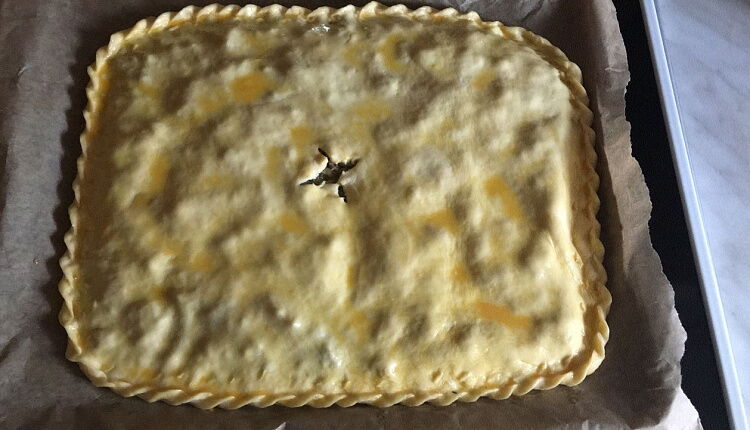 Закрытый пирог с капустой и яйцом