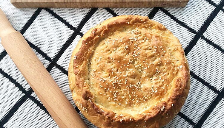 Закрытый пирог с капустой и яйцом
