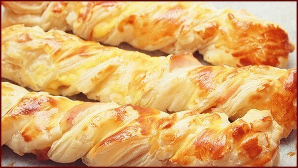  СЛОЕНЫЕ КОСИЧКИ С КОПЧЕНОЙ КУРИЦЕЙ И СЫРОМ фото рецепта