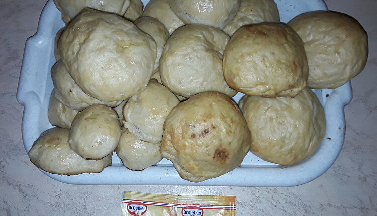 Булочки дрожжевые с маком и кунжутом