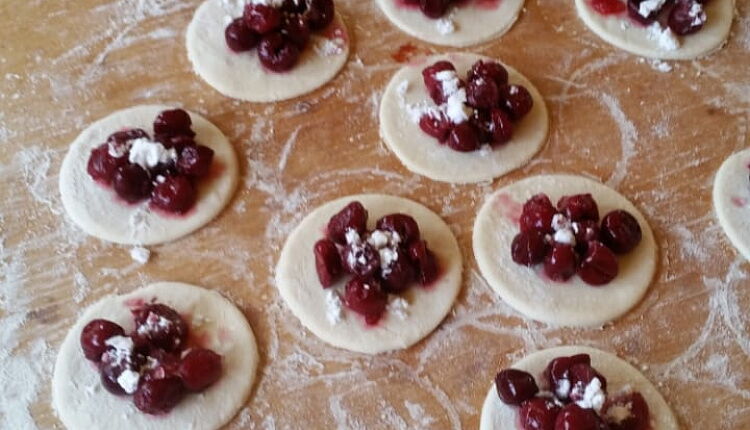 Вареники с творогом и вишней